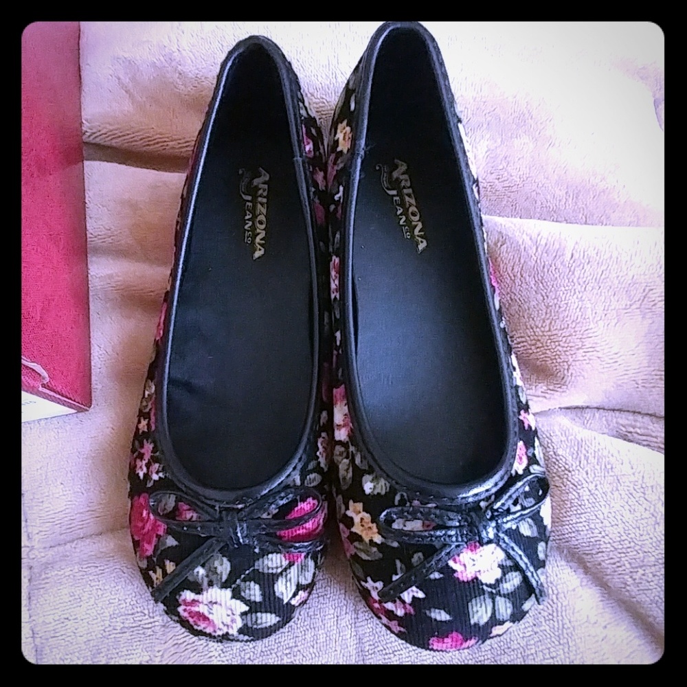 NIB sz 12 Floral flats